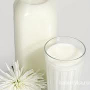 Польза: в молоке содержатся сложные углеводы, белки и немного жира, поэтому этот продукт усваивается медленно, и вы ощущаете сытость в течение определенного времени. Благодаря сложным углеводам уровень сахара в крови остается стабильным. Кальций содержится в молоке вместе с витамином D, поэтому хорошо усваивается. Более того, кальций помогает клеткам сжигать жиры, следовательно, молоко способствует нормальному снижению веса. Калории: В стакане молока (250 гр.) содержится 120 калорий.