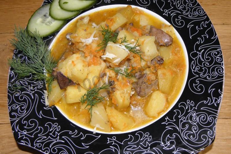 Печень с картошкой в духовке рецепт. Картошка с печенью. Жаркое с печенью и картошкой. Картошка тушеная с печенью индейки. Соус с печенкой и картошкой.